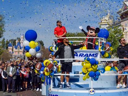 Cooper Kupp (i, arriba), Aaron Donald (centro abajo) y Matthew Stafford (derecha abajo) celebran el título en Disney.