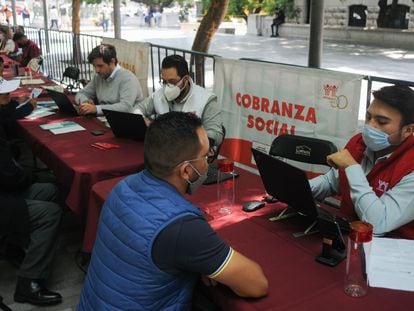 Personal del Infonavit ayuda a ciudadanos a realizar trámites relacionados con créditos para la vivienda, en Ciudad de México, el 11 de agosto de 2022.