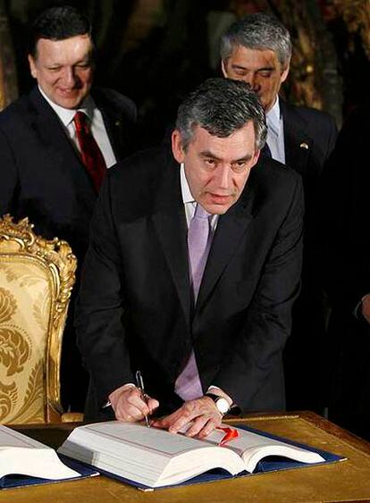 El primer ministro británico, Gordon Brown, en la firma del tratado.