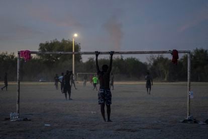 Un grupo de migrantes haitianos juega al fútbol en el campamento de Ciudad Acuña.