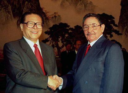 El presidente chino, Jiang Zemin, a la izquierda, estrecha la mano del entonces ministro de Defensa y primer vicepresidente cubano, Raúl Castro, antes de su reunión en Beijing el 19 de noviembre de 1997.