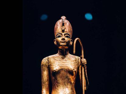 Estatuilla de Tutankamón de la muestra en la galería Saatchi de Londres.