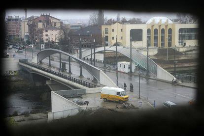 Puente sobre el río Íbar, que divide el norte del sur de Mitrovica, en 2005.