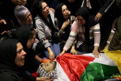 Un grupo de mujeres palestinas lloran este martes en un funeral en Cisjordania, ante el cadáver de Anas al-Froukh, que fue tiroteado con su primo durante un ataque de las tropas israelíes en el este de Hebrón.