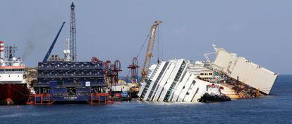 Vista del crucero Costa Concordia encallado a pocos metros de la isla del Giglio (Italia).