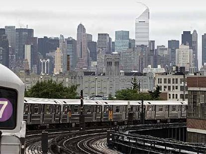 Perfil urbano de Nueva York visto desde la estación de metro de Queens.
