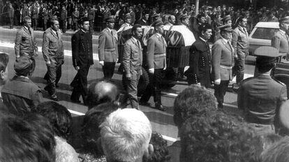 El f&eacute;retro que contiene los restos mortales del presidente de Yugoslavia, Josip Broz Tito, escoltado por soldados, mineros y metal&uacute;rgicos, pasa por una calle de Belgrado durante el funeral de estado, en 1980