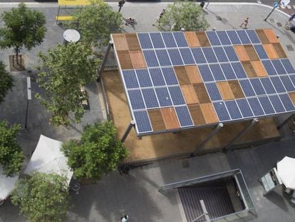P&eacute;rgola con paneles solares en la plaza del Centre