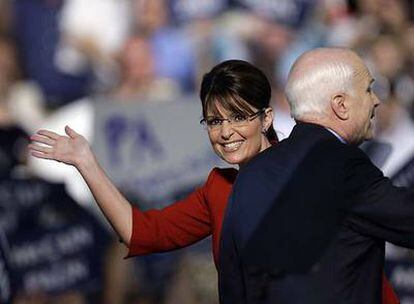 Sarah Palin, candidata republicana a la vicepresidencia, saluda durante un acto de campaña con John McCain el martes en Lancaster.