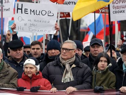 Marcha en memoria de Boris Nemtsov, este sábado en Moscú. En el centro, con bufanda gris, el ex primer ministro Mijaíl Kasyánov.
