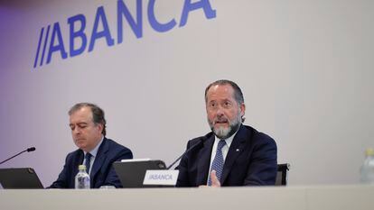 El presidente de Abanca, Juan Carlos Escotet (derecha), en una imagen del pasado 28 de julio.