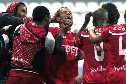 Los jugadores del Sevilla felicitan a Luis Fabiano tras su gol frente al Málaga.