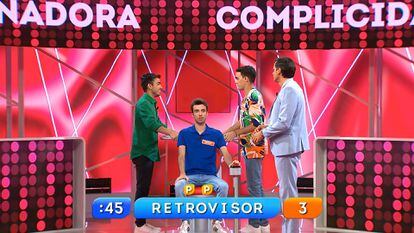 Los tres concursantes, con el presentador, Ion Aramendi, en la prueba 'Complicidad ganadora' de 'Reacción en cadena'.