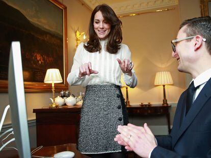 Kate Middleton con James Martin, director de 'The Huffington Post' en Reino Unido.