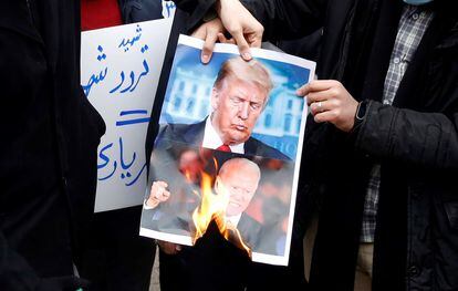 Manifestantes ultras protestan en Teherán este sábado por el asesinato de un científico nuclear.
