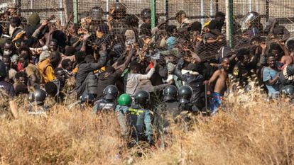 El momento en el que decenas de migrantes intentan atravesar la valla.