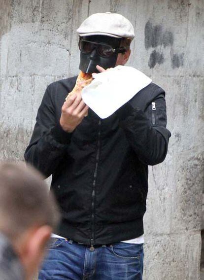 También está la vez que se comió una pizza con una máscara de hierro. Porque a ver, ¿quién no lo ha hecho alguna vez?, eh, ¿quién?