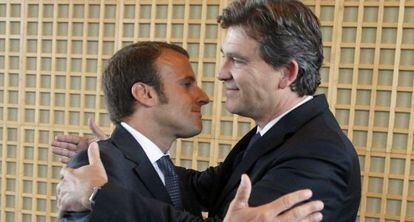 El ministro de econom&iacute;a franc&eacute;s, Emmanuel Macron, con su antecesor.