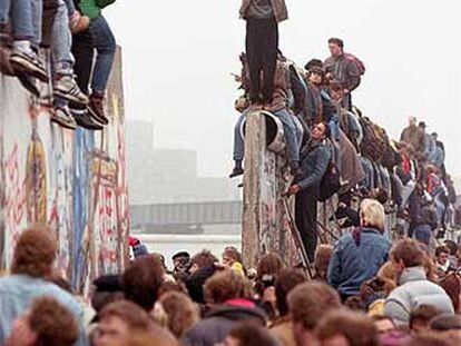 Alemanes de ambos lados celebran, en noviembre de 1989, el derrumbamiento del muro de Berlín.