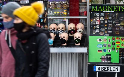 Venta de mascarillas en la Kurfuerstendamm en Berlín.