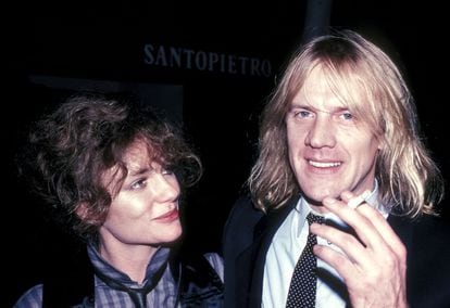 Alexander Godunov y la que fue su pareja, Jacqueline Bisset, en una inauguración en California en 1983. El rudo bailarín ruso y la bella actriz francesa eran entonces la pareja de moda.
