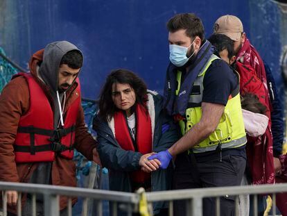Una mujer migrante es atendida el martes en la costa de Dover (Reino Unido).