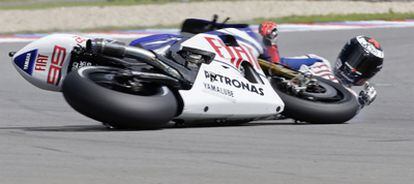 Lorenzo se cae de la moto en los entrenamientos de ayer en Brno.
