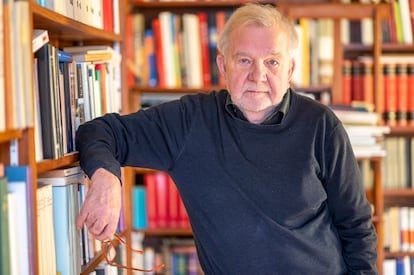 El filósofo Rüdiger Safranski, fotografiado en su casa en 2019.