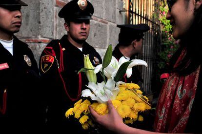 Una mujer lleva unas flores a la casa donde ha muerto Gabriel García Márquez en Ciudad de México.