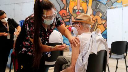 Una enfermera aplica una vacuna contra la covid-19 a un hombre de la tercera edad, en Santiago (Chile), el 7 de febrero de 2022.