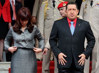 Hugo Chávez y Cristina Fernández se colocan la ropa en el palacio de Miraflores.
