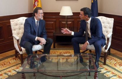 Reunión de Mariano Rajoy y Pedro Sánchez en el Congreso el pasado año.