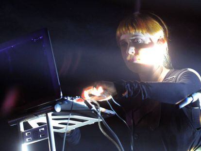 Holly Herndon, durante una actuaci&oacute;n en Atenas en marzo de 2015.