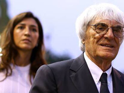 El jefe de la Fórmula 1, Bernie Ecclestone, con su esposa Fabiana Flosi, en imagen de archivo.