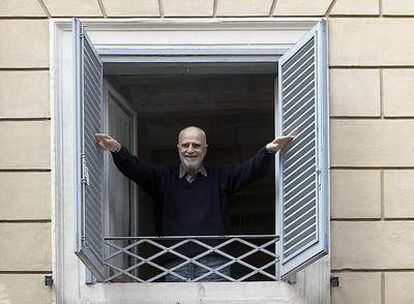 Mario Monicelli asomado a la ventana de su casa de Roma. El Festival de San Sebastián le dedicará este año un homenaje y proyectará una retrospectiva de su obra.