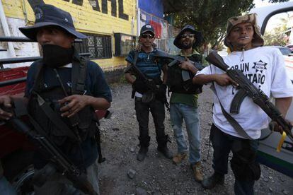 Miembros de una guardia comunitaria en Parácuaro, Michoacán, este sábado.