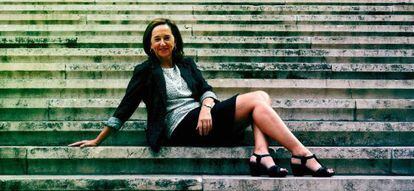 Ana Santos, en la escalinata de la Biblioteca Nacional.