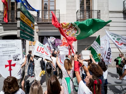 Manifestantes sostienen pancartas durante una concentración frente al Ministerio de Justicia, el 6 de junio.