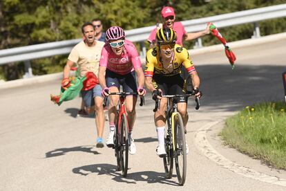 Roglic y Thomas, en la subida final, perseguidos por aficionados portugueses que preceden a Almeida.