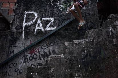 La palabra "paz" aparece escrita en el muro de unas escaleras en Rocinha, la favela más grande de Río de Janeiro, Brasil. Febrero de 2012.