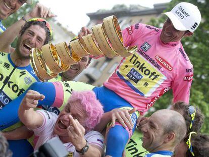 Contador, a hombros de Oleg Tinkov, el due&ntilde;o de su equipo, con el trofeo de ganador del Giro.
