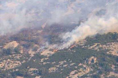  Las llamas devoraban vegetación este sábado en el valle de Batuecas en Salamanca. El foco en la zona evoluciona favorablemente, aunque se mantienen medios para controlar posibles reproducciones. 
