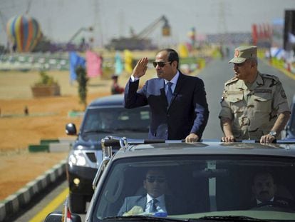 El presidente Al Sisi realiza una inspecci&oacute;n de las tropas junto al ministro de Defensa, Sedki Sobhi