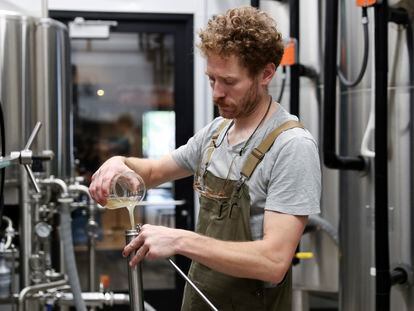 Preparación de cerveza en Von Ebert Brewing en Portland, Oregón, el 22 de octubre 2023.