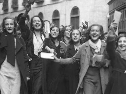 Un grupo de mujeres, en las elecciones generales de noviembre de 1933, las primeras con sufragio universal.