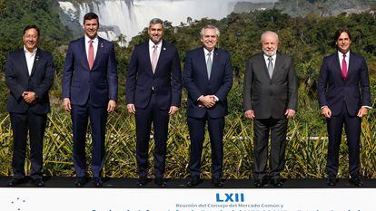 De izq. a dcha los presidentes Luis Arce (Bolivia), Santiago Peña (mandatarios electo de Paraguay), Mario Abdo (Paraguay), Alberto Fernández (Argentina), Lula da Silva (Brasil) y Luis Lacalle Pou (Uruguay) este martes en Puerto Iguazú.