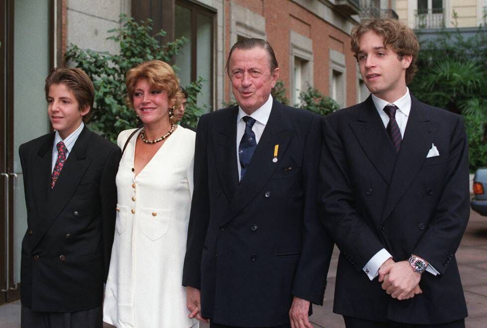 Los barones Thyssen, Carmen Cervera y Hans Heinrich Thyssen-Bornemisza (en el centro), con sus hijos Borja (izquierda) y Alexander (derecha) en la inauguración de la exposición