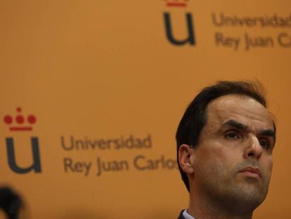 El rector Javier Ramos el 21 de marzo en rueda de prensa.