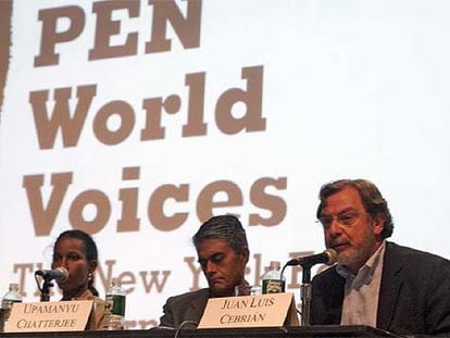 Los escritores Juan Luis Cebrián, a la derecha, Upamanyu Chatterjee y Ayaan Hirsi Ali.