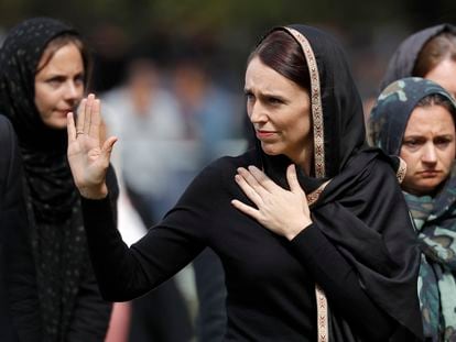 Jacinda Ardern saludaba al salir de las oraciones del viernes en Hagley Park en Christchurch, Nueva Zelanda, el 22 de marzo de 2019. Su mandato, que acaba tras su dimisión, ha estado marcado por la empatía.